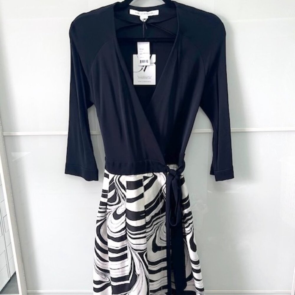 NWT Diane Von Furstenberg DVF Black Marble Wave Jewel Wrap Dress, Size 10